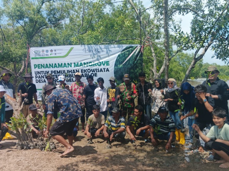 Babinsa Koramil 04/Kuindra Penanaman Mangrove untuk Pemulihan Ekowisata Pantai Terumbu Mabloe