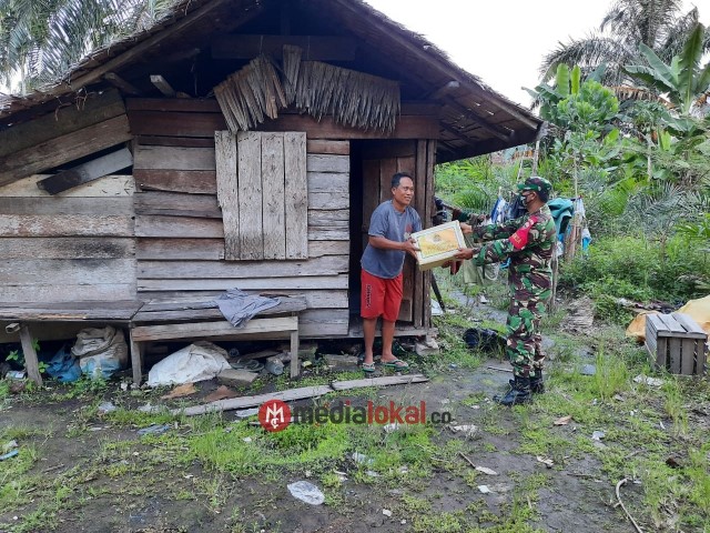 Babinsa Salurkan Bantuan Bantuan Sembako Dari Dandim 0314/Inhil Untuk Warga Terdampak Corona