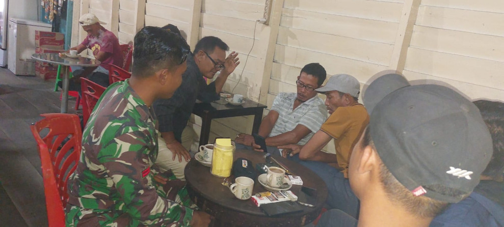 Manfaatkan Kedai Kopi Babinsa Koramil 05/Gas Komsos Dengan Masyarakat di Binaan