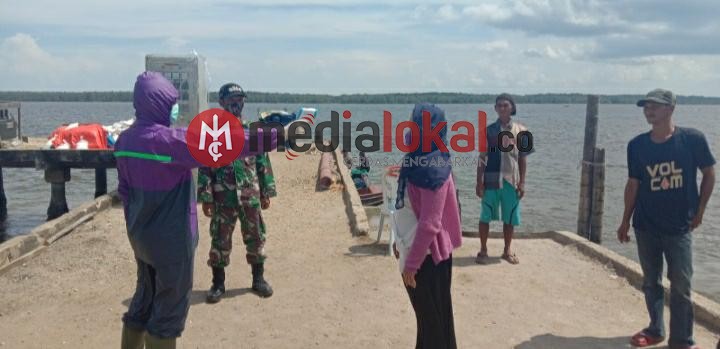 Babinsa Koramil 04/Kuindra Cek Suhu Tubuh Penumpang yang Turun di Pelabuhan Sungai Bela
