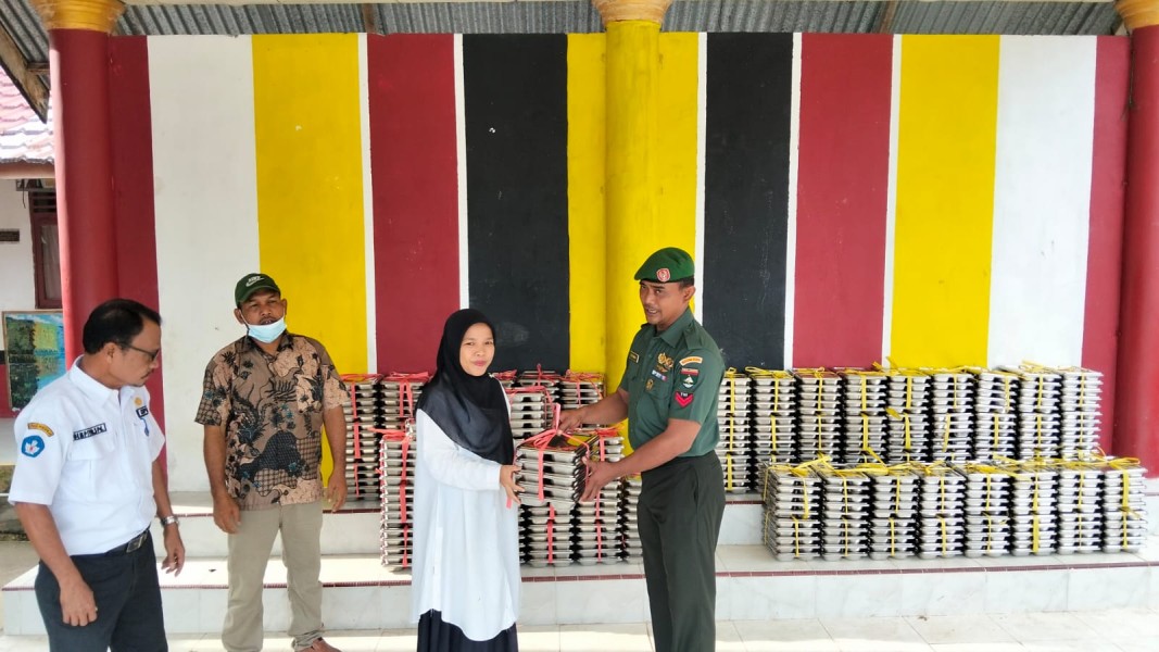 Babinsa Dampingi Makan Bergizi Gratis untuk 633 Siswa di Keritang