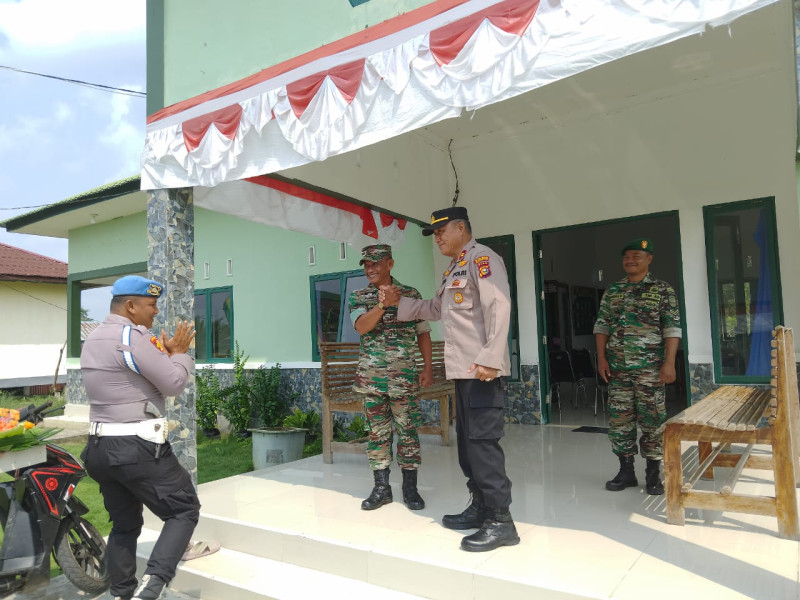 Polsek Pelangiran Bersama Danramil 10/Plg Berikan Ucapan HUT TNI Ke 78 Tahun