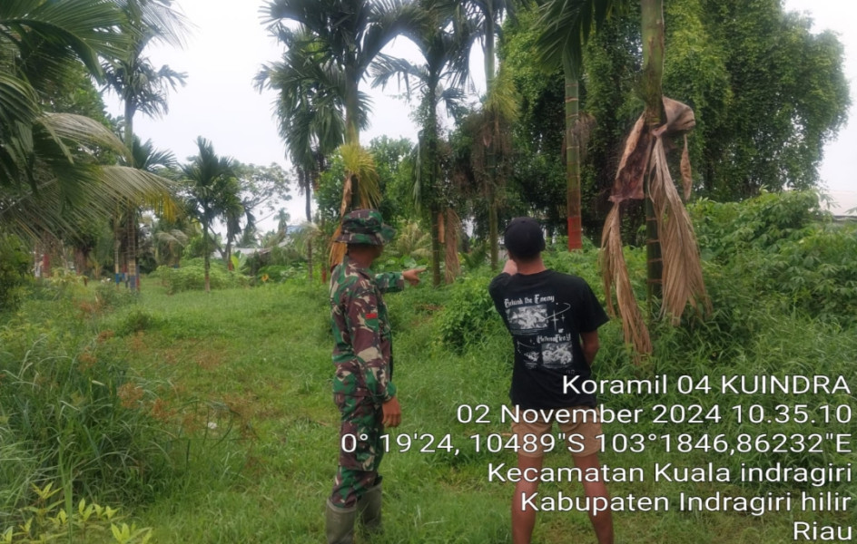 Upaya Pencegahan Karhutla, Babinsa Koramil 04/Kuindra Lakukan Patroli di Kampung Baru