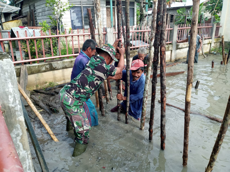 Wujudkan Kepedulian Antar Sesama, Babinsa Koramil 04/Kuindra Giat Goro Untuk Pembuatan Mushalla