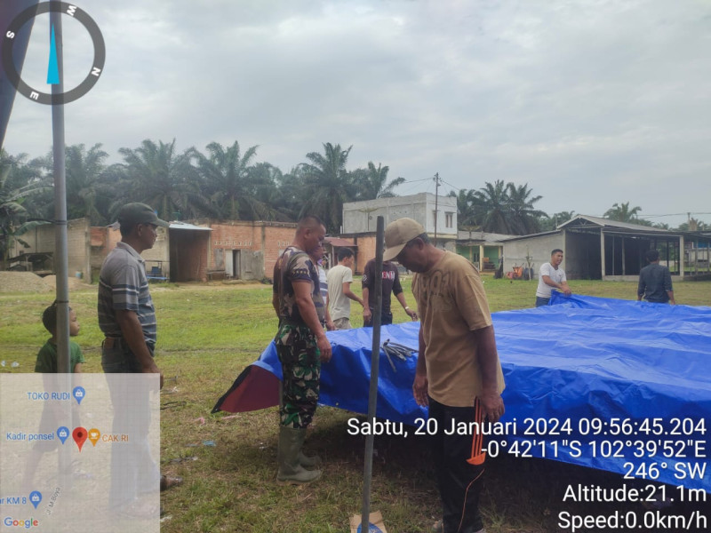Babinsa Koramil 09/Kemuning Lakukan Pembersihan Lokasi Untuk Pelaksanaan Tabligh Akbar