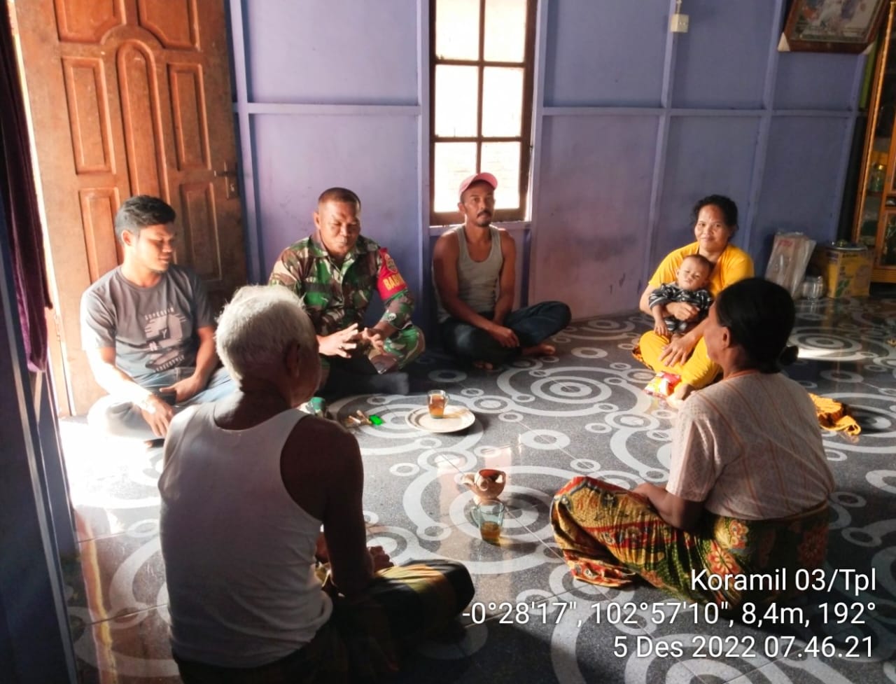 Lakukan Komsos, Babinsa 03/Tpl Sambangi Kediaman Warga Binaan