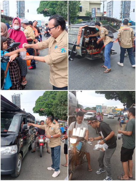 Bulan Penuh Berkah, IWO Rohil Bagi - Bagi Takjil Kepada Masyarakat yang Melintas di Lalin Riau - Sumut