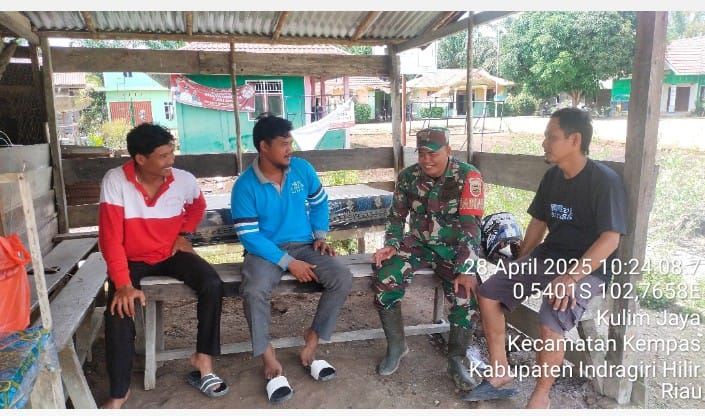 Membangun Kemanunggalan TNI dengan Rakyat, Koptu Jalaluddin Laksanakan Komsos di Desa Kulim Jaya