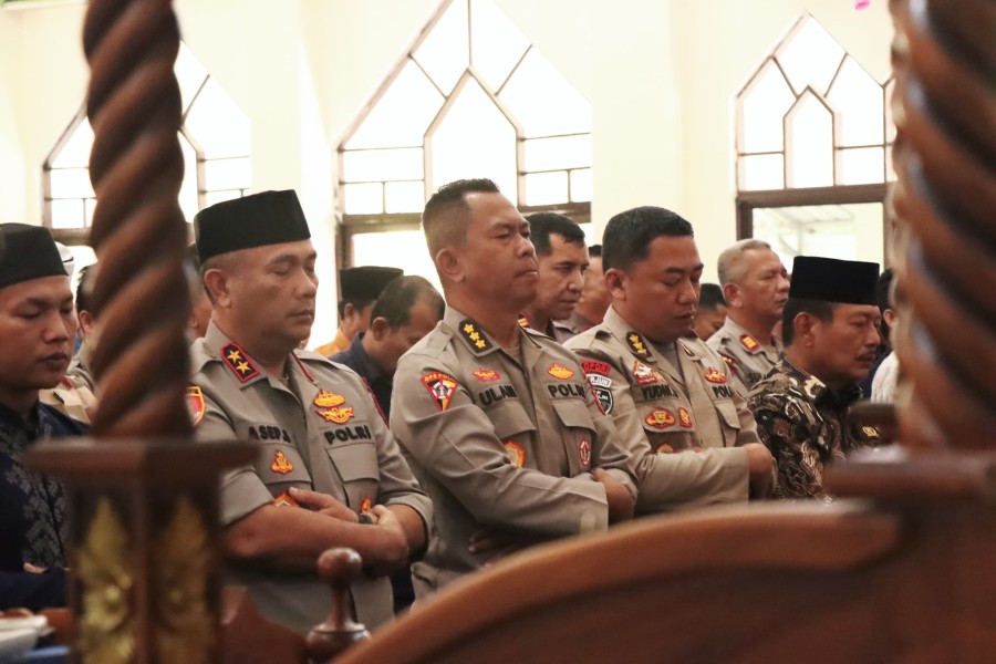 Polda Kepri Gelar Sholat Ghaib Dan Doa Bersama Untuk Mengenang Tiga Anggota Polri Yang Telah Gugur Polda Kepri Gelar Sholat Ghaib Dan Doa Bersama Untuk Mengenang Tiga Anggota Polri Yang Telah Gugur