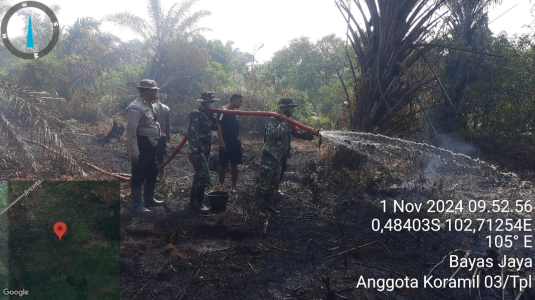 Perjuangan di Hari ke 3, Anggota Koramil 03/Tpl Lakukan Pendinginan Karhutla
