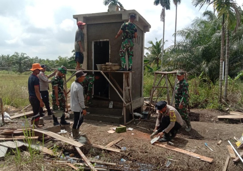 Koramil 09/Kemuning, Polsek, dan Masyarakat Bersatu TMMD Ke-123: Gotong Royong Membangun MCK di Desa Karya Tunas Kaya