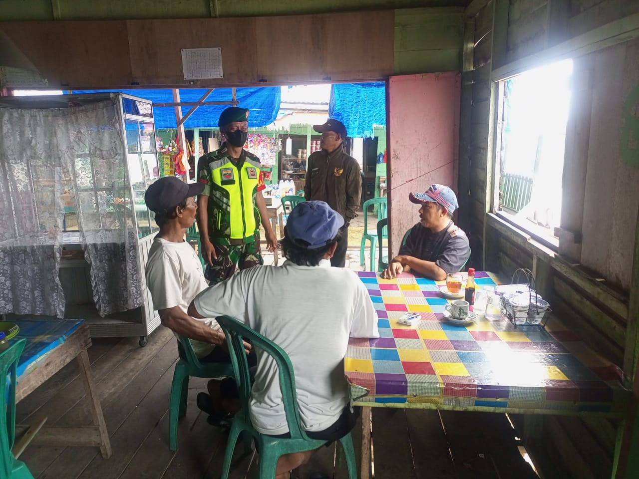 Anggota Koramil 04/Kuindra Sosialiasikan Penerapan Prokes di Wilayah