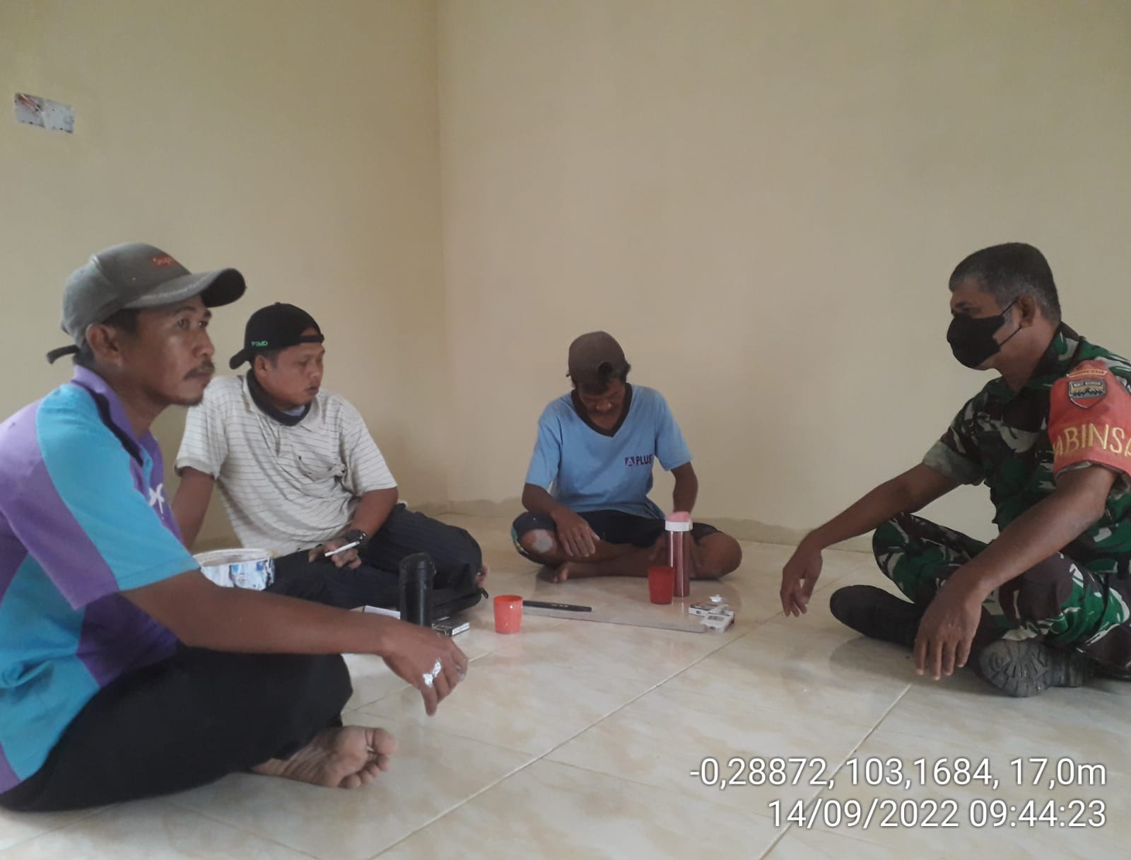 Babinsa Koramil 04/Kuindra Ingatkan Warga Untuk Terus Menjaga Kesehatan