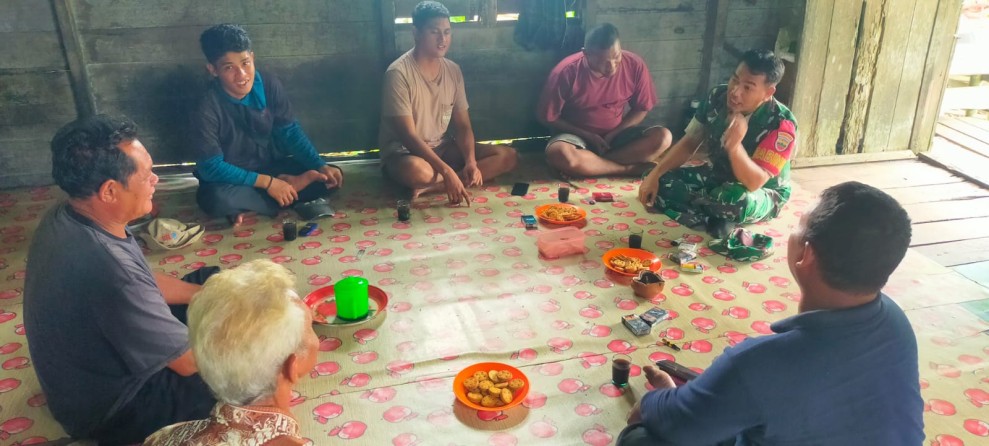 Duduk Sama Rendah-Berdiri Sama Tinggi, Babinsa Koramil 07/Reteh Rutin Laksanakan Komsos