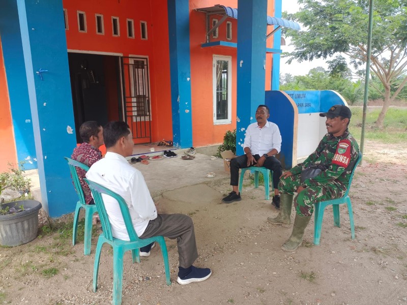 Sambangi Kantor Desa, Babinsa Koramil 03/Tpl Komsos Dengan Perangkat Desa
