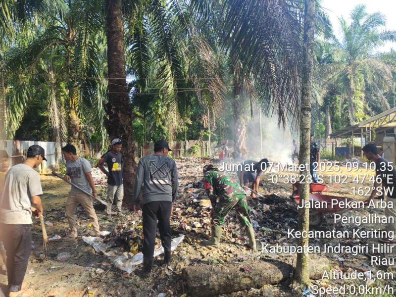 Babinsa Keritang Melaksanakan Goro dengan Warga Binaan untuk Meningkatkan Silaturahmi