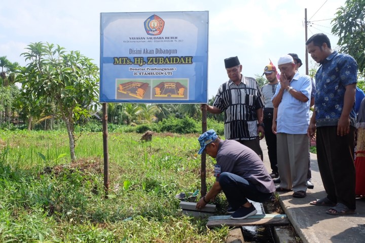 Syamsudin Uti Lakukan Peletakan Batu Pertama Pembangunan MTs Hj. Zubaidah 