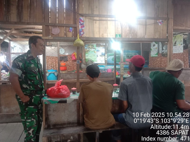 Babinsa Koramil 04/Kuindra, Sertu Surachman, Melaksanakan Komsos dengan Masyarakat di Kelurahan Sapat