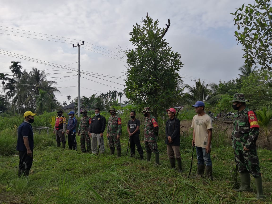 Siapkan Ruang Isolasi Covid-19, Anggota Koramil 03/Tempuling Ikut Goro Bersihkan Kantor Pertanian  