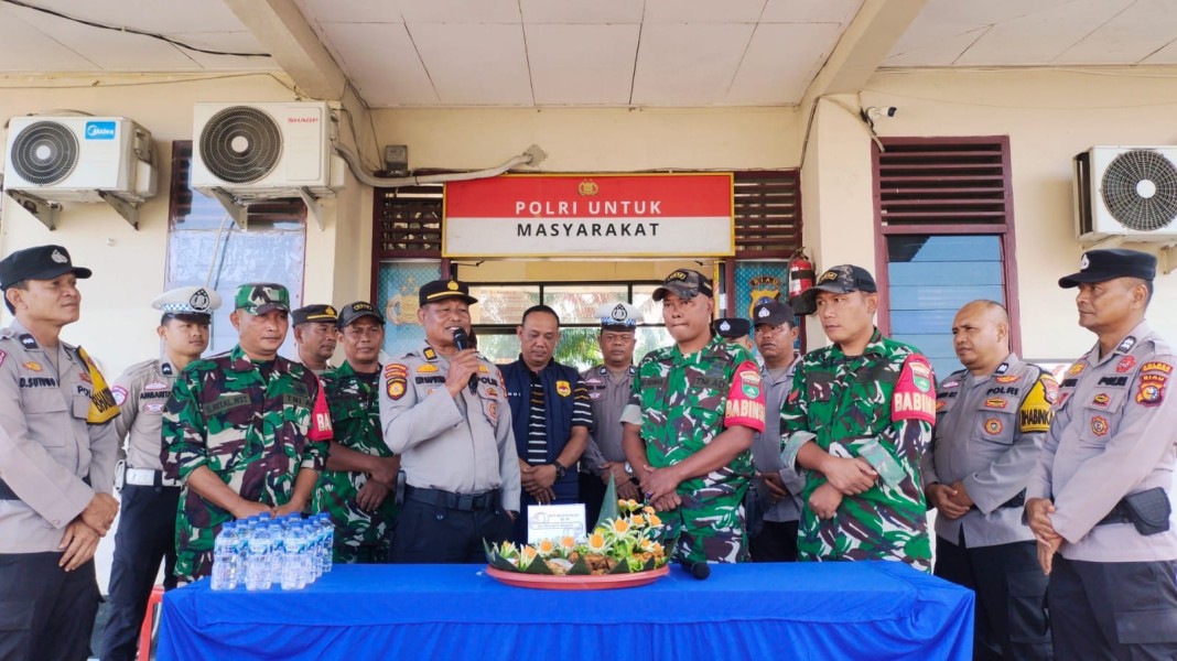 Momentum Hari Bhayangkara ke-80, Koramil 09/Selensen Hadir Beri Ucapan dan Tumpeng untuk Polsek Kemuning