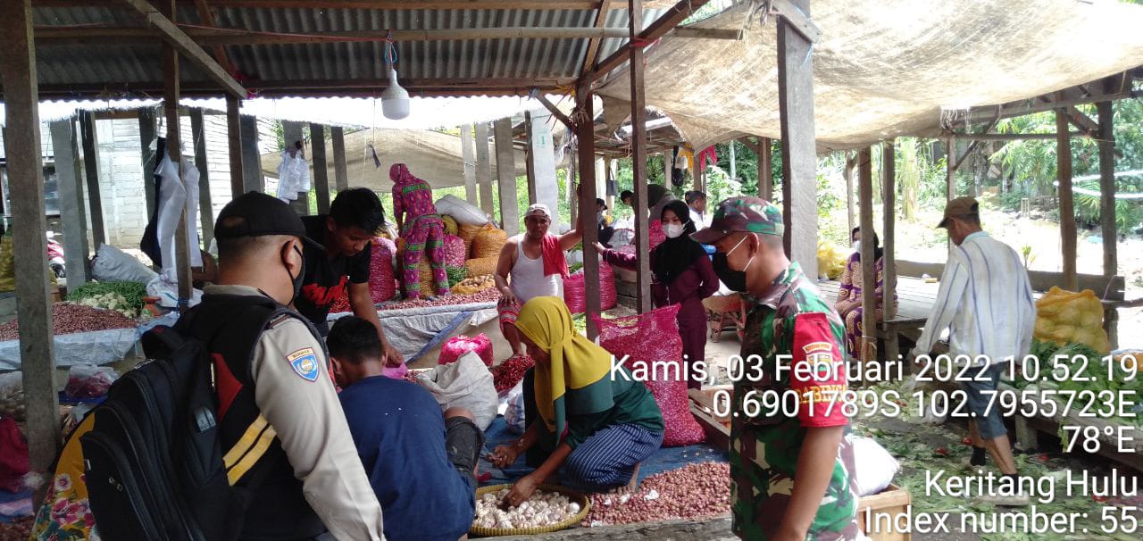 Babinsa Koramil 09/Kemuning Tegakkan Protkes di Pasar Tradisional Keritang Hulu