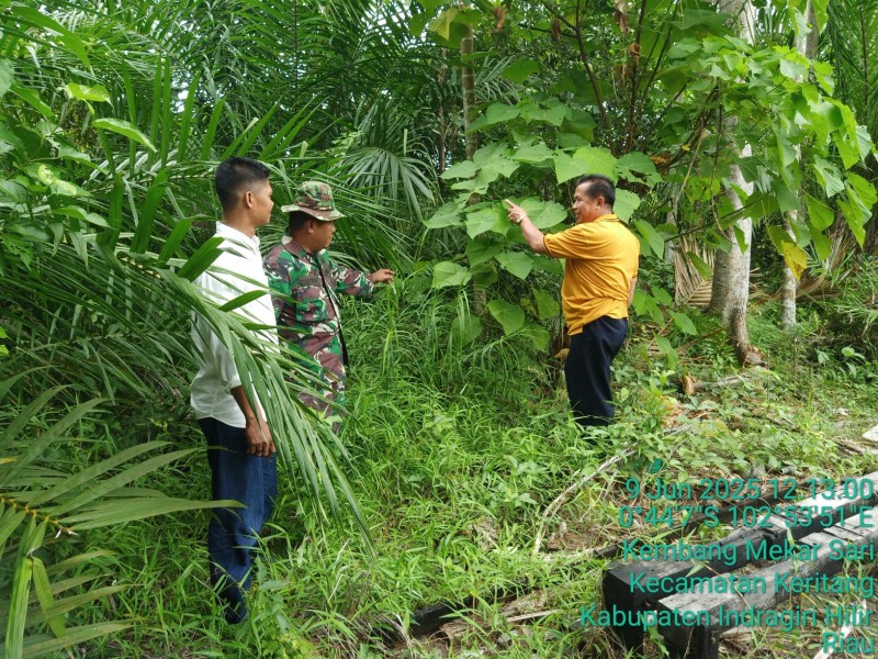 Babinsa Koramil 09/Kemuning Laksanakan Patroli dan Sosialisasi Karhutla di Wilayah Desa Binaan dan Sekitar