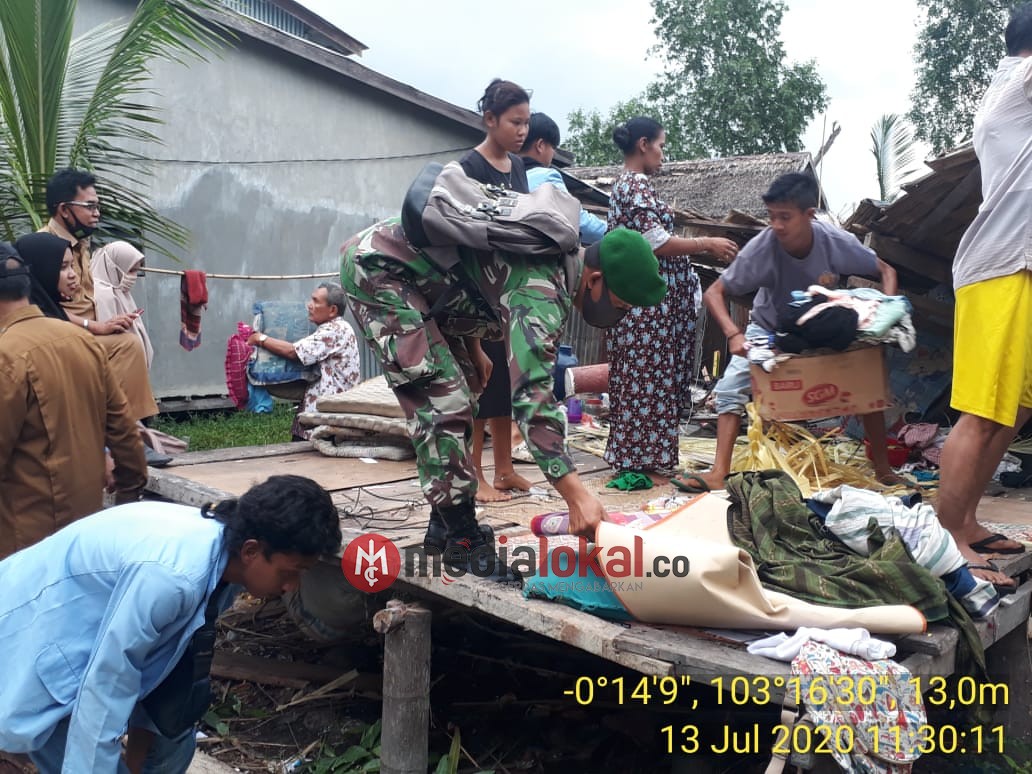 Rumah Warga Sungai Piring Diterpa Angin, Serda Januar Koramil 12/Batang Tuaka Bantu Evakuasi