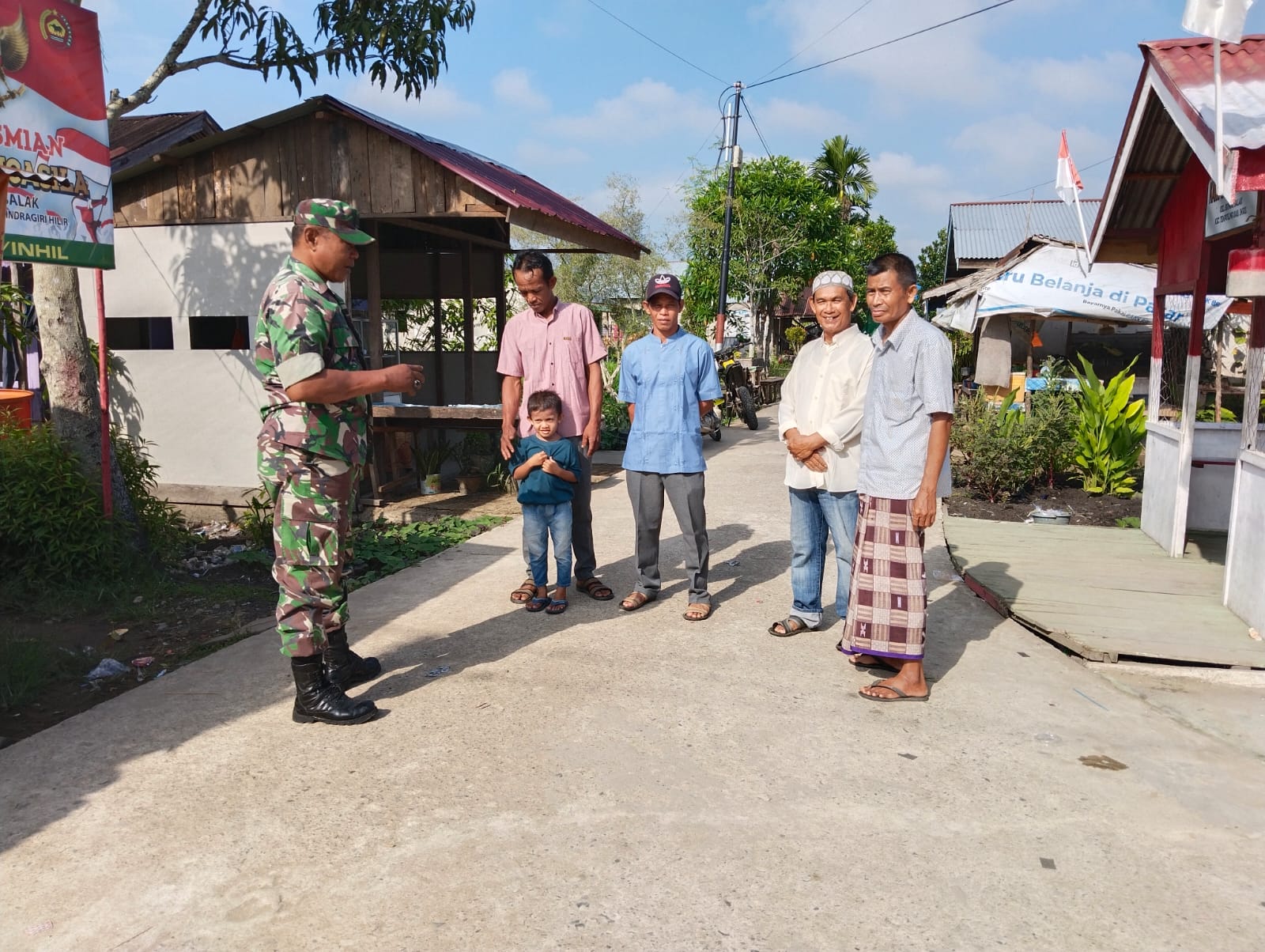 Melalui Komsos Babinsa 03/Tempuling Serma Syamsul Azman Ajak Warga Jaga Kebersihan Di Kampung Pancasila