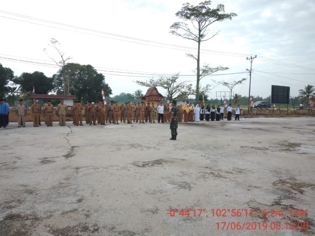 Babinsa Koramil 09/Kemuning Jadi Komandan Upacara Milad Inhil yang ke-54 di Kecamatan Keritang