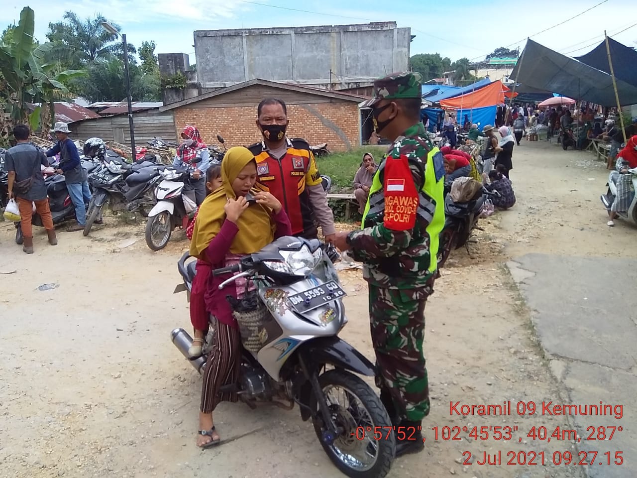 Babinsa dan Bhabinkamtibmas Rutin Gelar Penegakan Protkes di Pasar Selensen