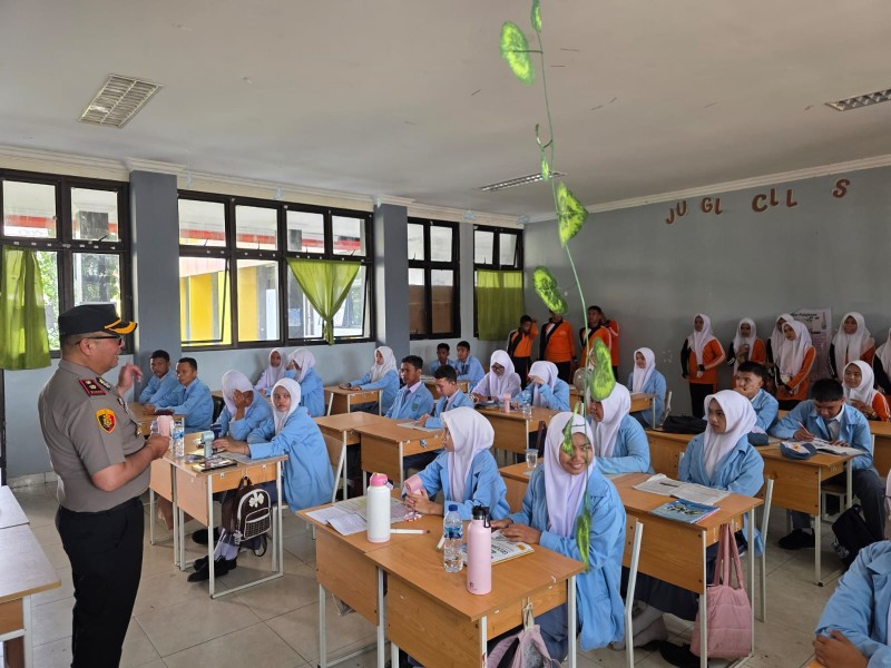 Polres Indragiri Hilir Laksanakan Program Green Policing di SMA Negeri 1 Tembilahan Kota