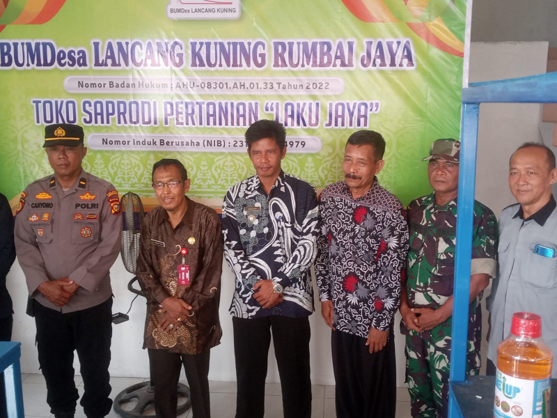 Babinsa Koramil 03/Tempuling Hadiri Peresmian Toko BUMDes di Desa Binaan