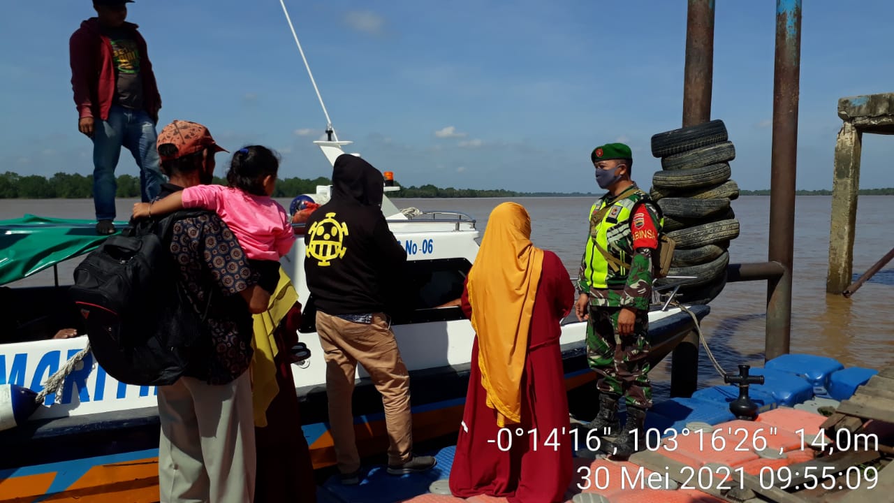 Babinsa Sungai Piring Lakukan  Pemantauan dan Penegakkan Disiplin di Pelabuhan