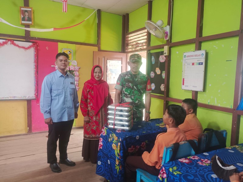 Babinsa Koramil 03/Tpl Dampingi Pemenuhan Gizi Anak-Anak Riau, Pastikan Program Makan Bergizi Gratis Tepat Sasaran
