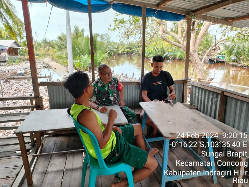 Babinsa Koramil 04/Kuindra di Wilayah Binaan Ajak Masyarakat Untuk Saling Membantu Antar Sesama