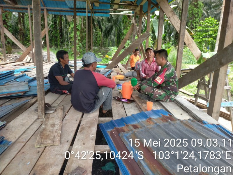 Komsos: Babinsa Koramil 09/Kemuning Jalin Hubungan dengan Masyarakat