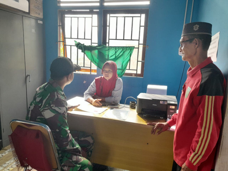 Jalin Keakraban Babinsa 05/Gas Serda Ricky Laksanakan Komsos dengan Mempererat Silaturahim