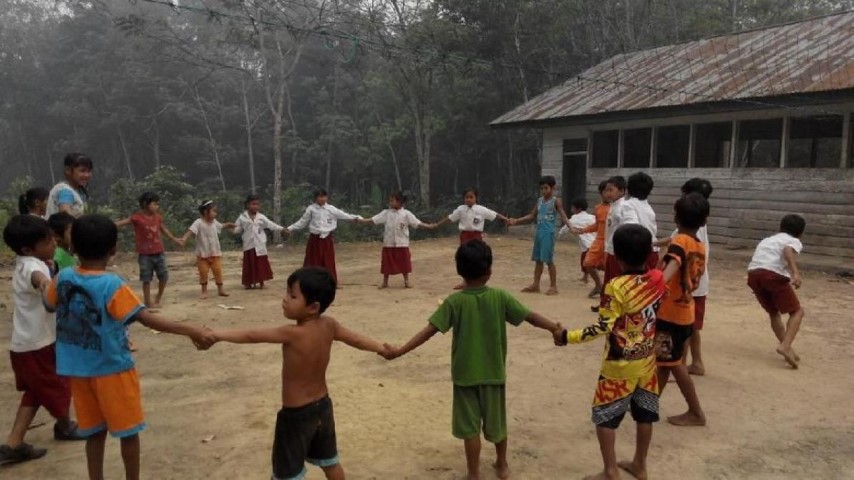 Hardiknas, Keterbatasan Tak Surutkan Semangat Belajar Anak Suku Pedalaman di Riau