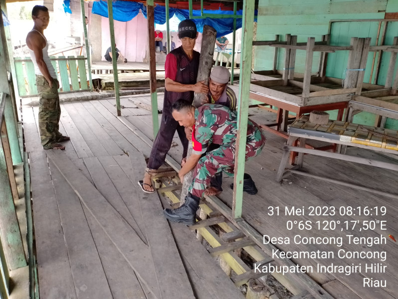 Babinsa Koramil 04/Kuindra Bersama Warga Laksanakan Perbaikan Pelantaran Warung di Tepi Sungai