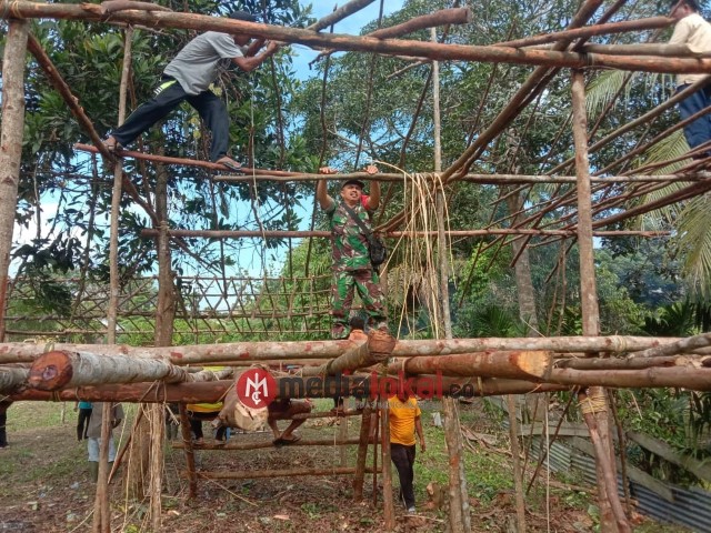 Sertu S Sembiring Koramil 09/Kemuning Komsos Bangun Tenda Pesta di Selensen