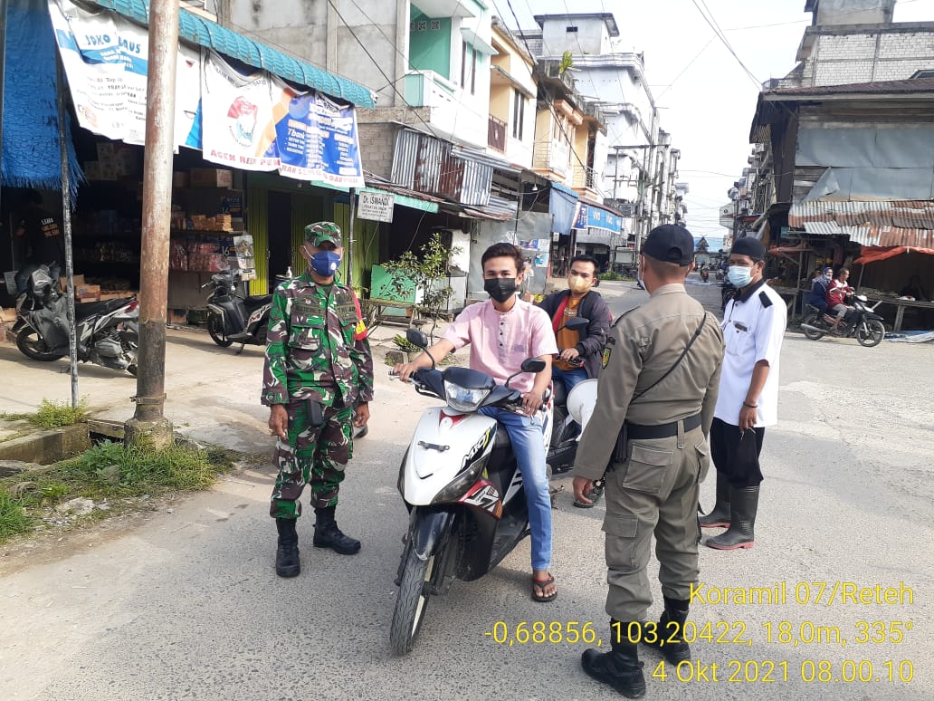 Personil Koramil 07/Reteh Himbau Pengendara Sepeda Motor untuk Protokol Kesehatan