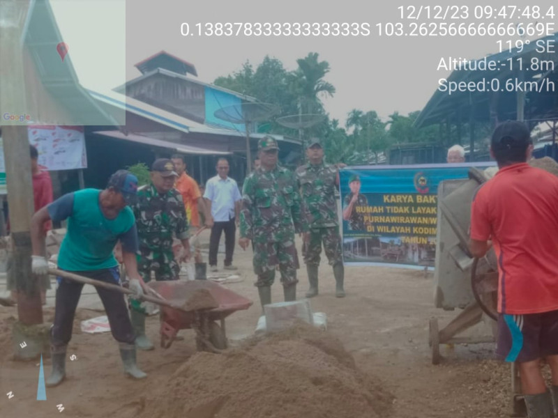 Koramil 05/Gas Kapten Czi Slamet Hirohito Beserta Para Babinsa Laksanakan Bedah Rumah Veteran