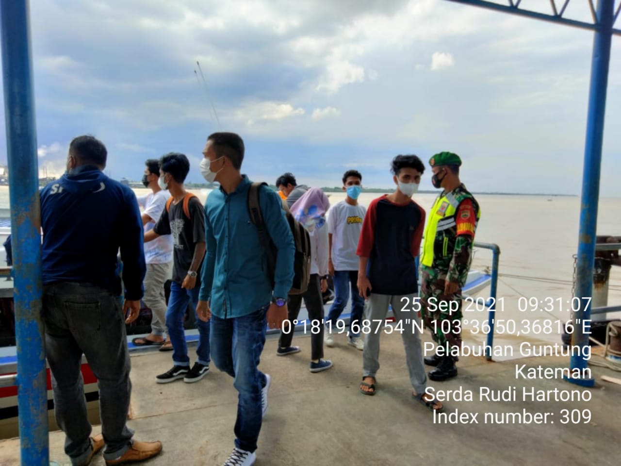 Personil TNI Serda Rudi Hartono Laksanakan Penegakan Disiplin di Pelabuhan