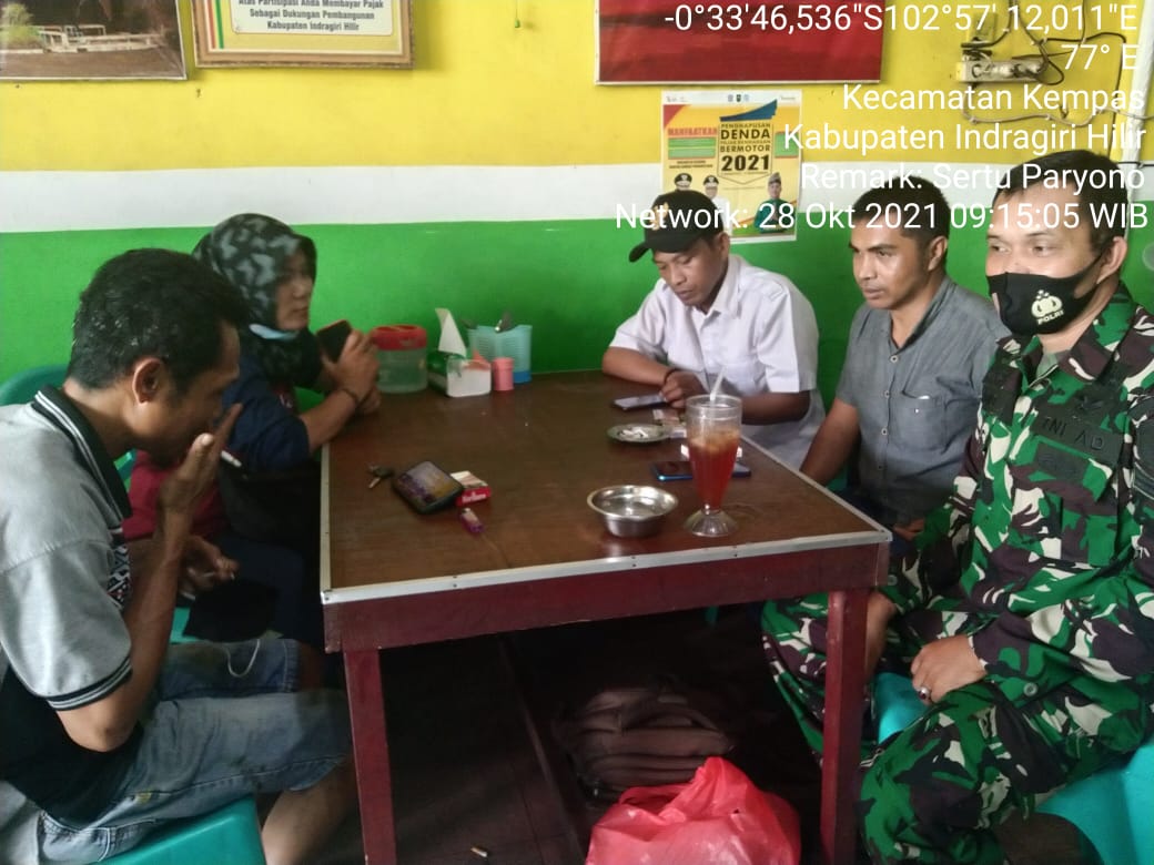 Komsos, Cara Babinsa 03/Tempuling Desa Danau Pulai Indah Ingatkan Warga Patuhi Prokes Covid - 19