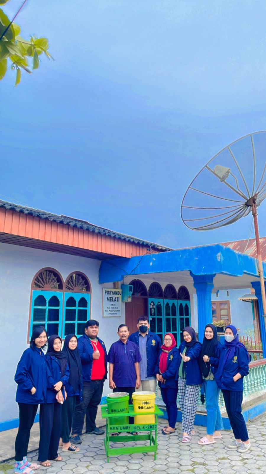 Mahasiswa KKN UMRI Kelompok 4 Melakukan Penyerahan Tong Sampah Untuk Kelurahan Tirta Siak