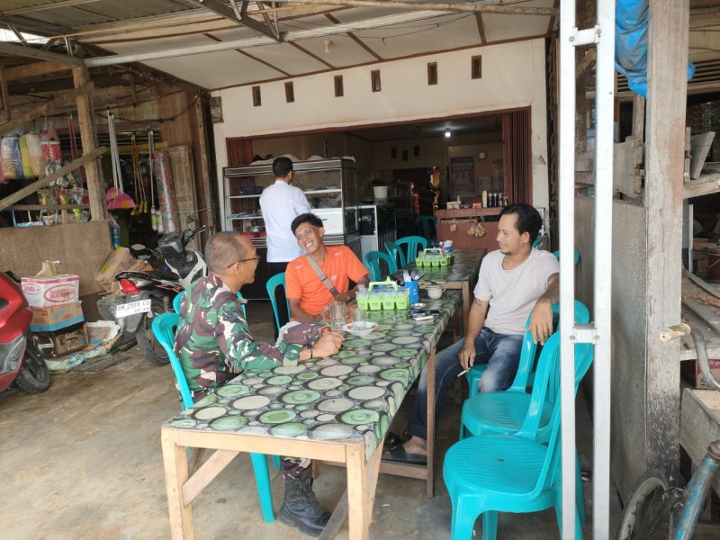 Jejak Babinsa di Kampung Pancasila: Komsos yang Menyentuh Hati Warga