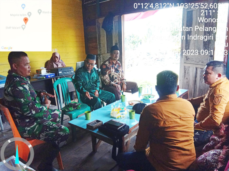 Babinsa Koramil 10/Pelangiran Pantau Perkembangan Wilayah dan Jaga Hubungan Baik Antar Sesama
