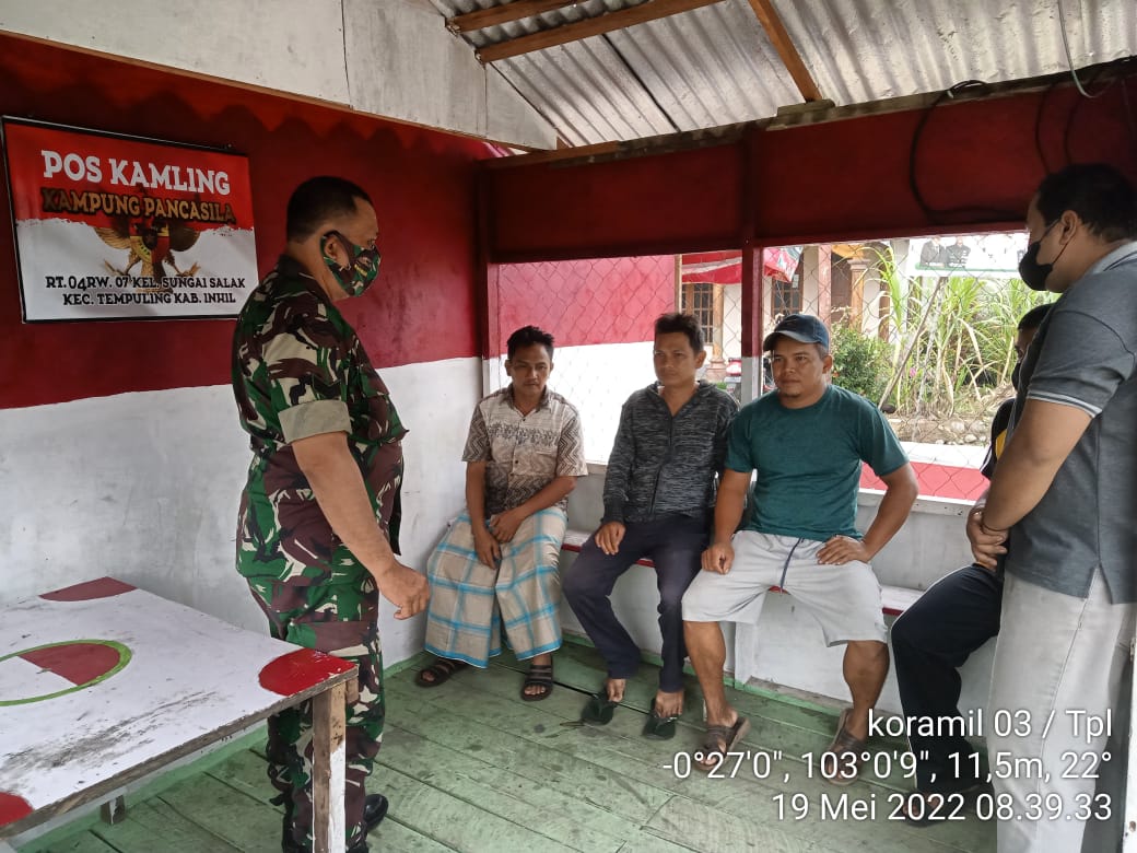 Babinsa Koramil 03/Tempuling Komsos dan Ingatkan Warga Jaga Kerukunan di Kampung Pancasila
