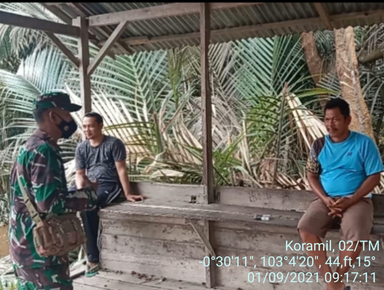 Babinsa 02/Tanah Merah Tegakkan Protkes di Sungai Rukam