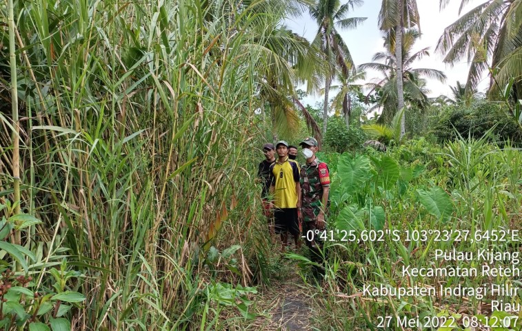 Babinsa Koramil 07/Reteh Mengajak Warga Sosialisasi Karhutla